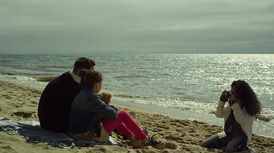 父母的孩子构成海滩和海滩视频的预览图