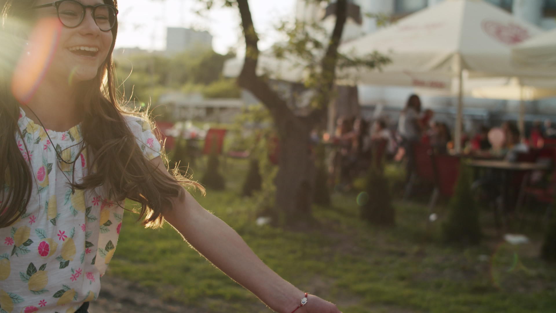 快乐的女孩在公园里做有节奏的运动视频的预览图