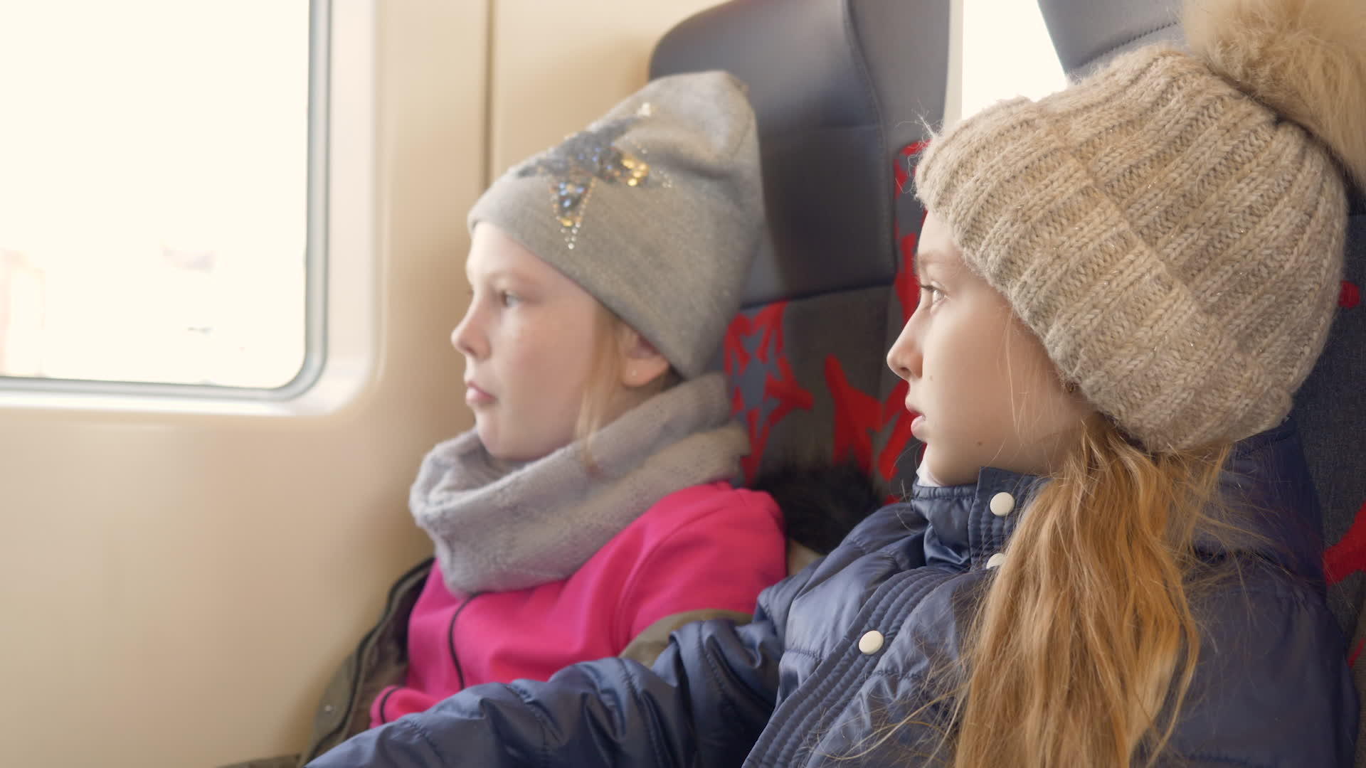 两个十几岁的女孩坐火车看着窗户视频的预览图