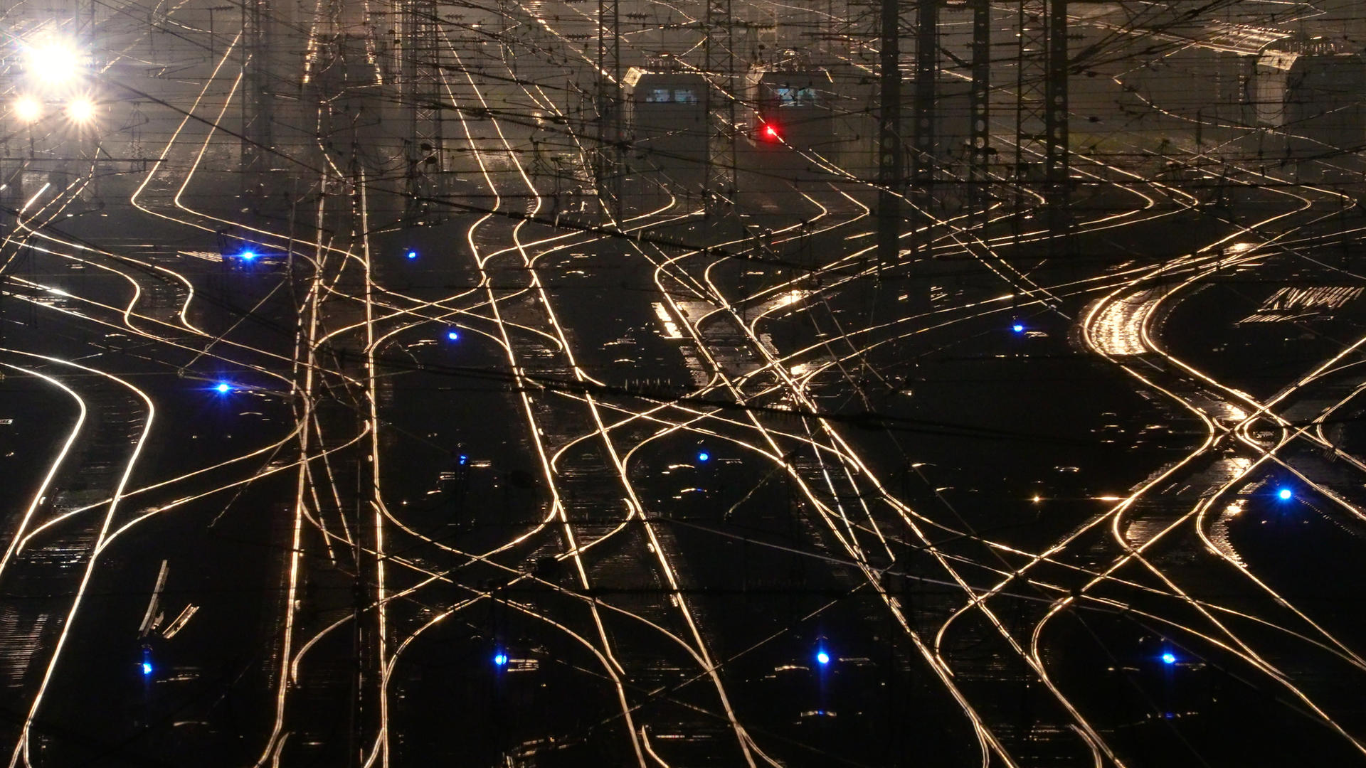 城市轨道交通夜景灯光火车站4k素材视频的预览图
