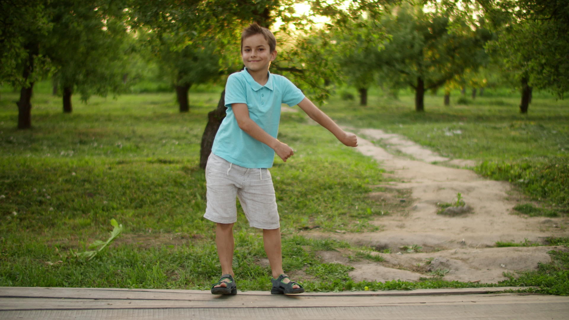 快乐的年轻男孩在外面跳舞视频的预览图