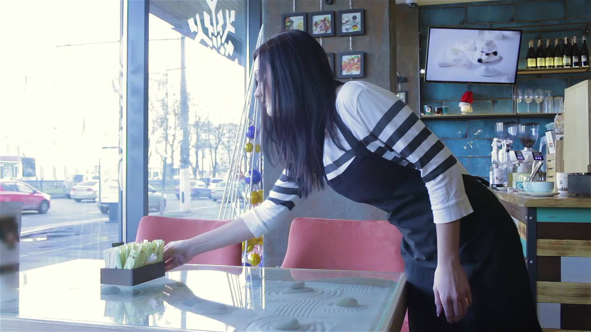 女服务员在咖啡馆工作视频的预览图