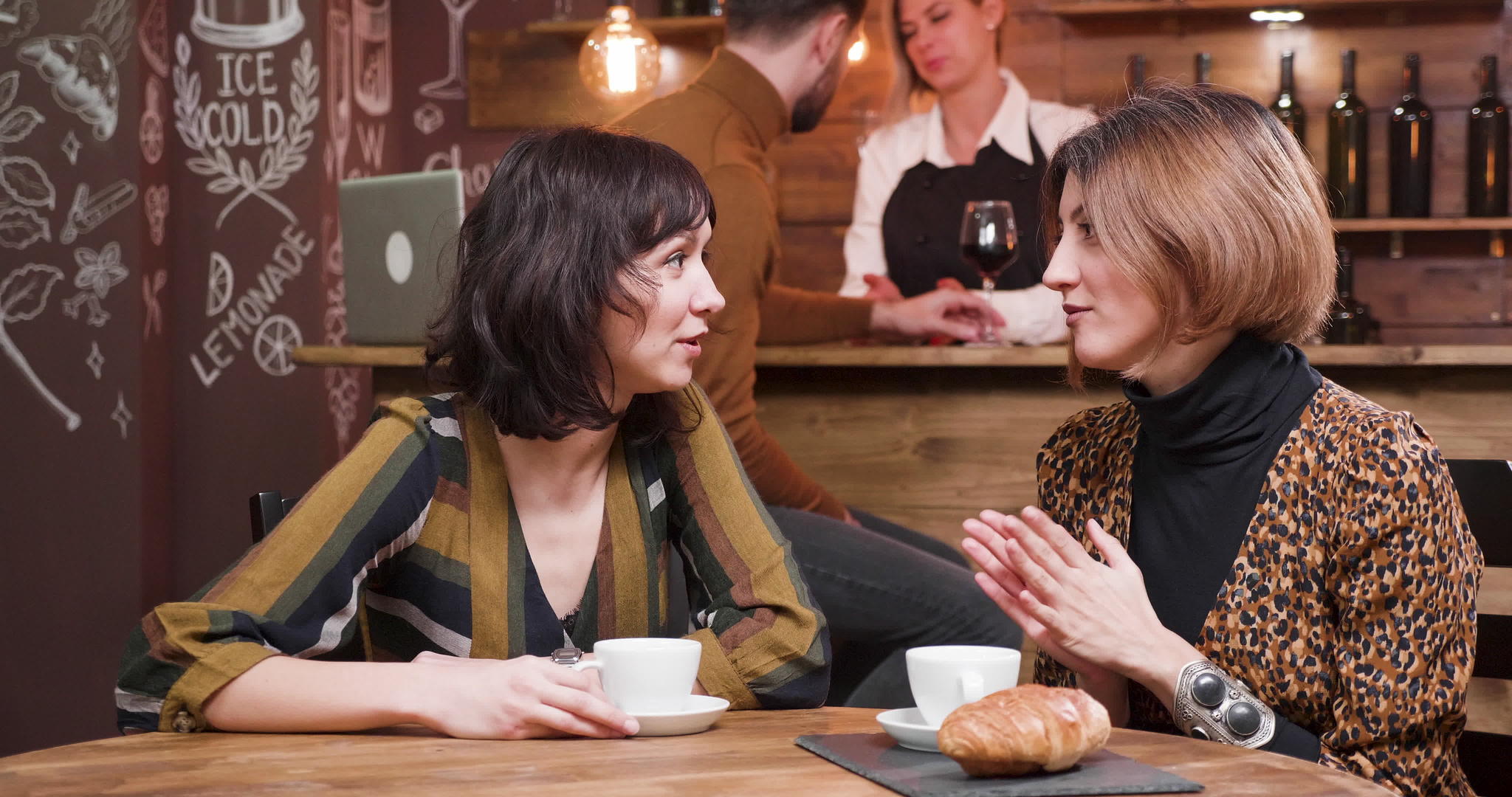 两个女人在一家好咖啡店愉快地聊天视频的预览图