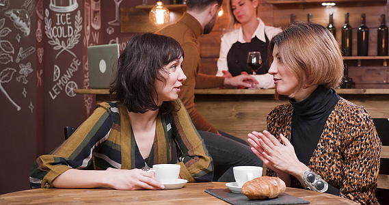 两个女人在一家好咖啡店愉快地聊天视频的预览图