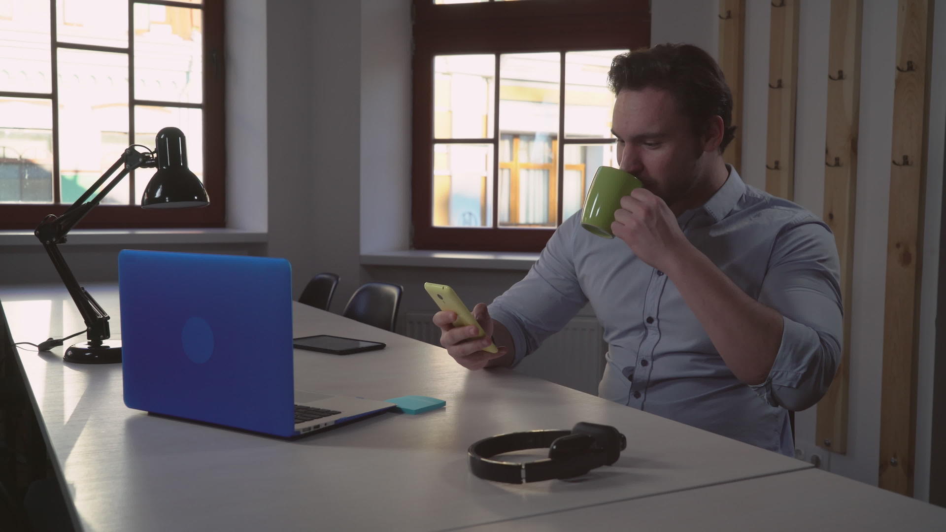 男人上班喝咖啡有休息时间视频的预览图