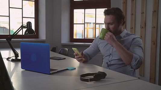 男人上班喝咖啡有休息时间视频的预览图