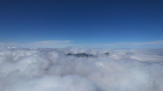 高空航拍云层之上高山山顶云雾仙境4k素材视频的预览图