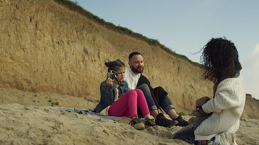 平静的家庭在沙滩上共度时光视频的预览图