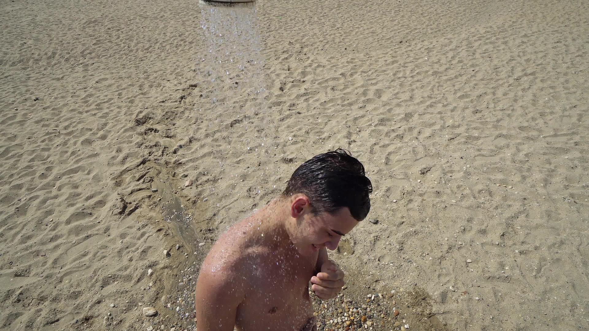 在海滩上淋浴的年轻人视频的预览图