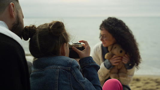 一家人在海滩上玩相机视频的预览图