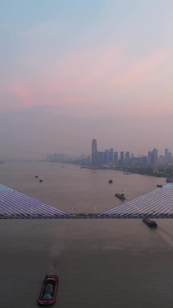航拍城市武汉长江二桥庆祝建党100周年灯光秀素材视频的预览图
