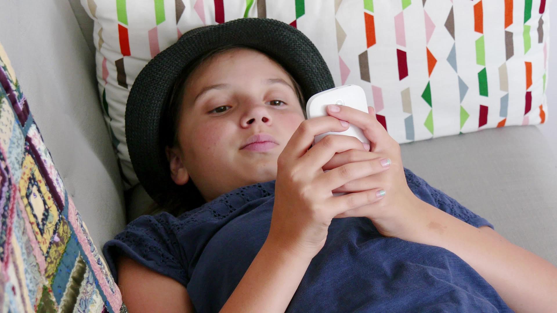 青少年用智能手机躺在沙发上视频的预览图