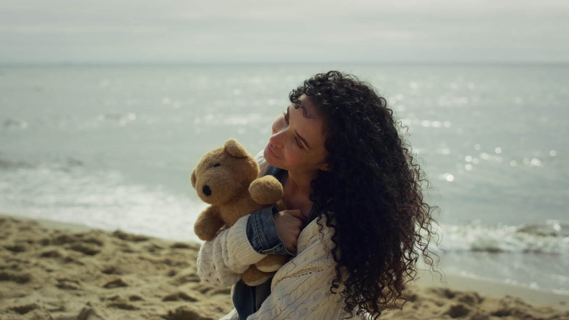 拉丁裔妇女构成海滩视频的预览图