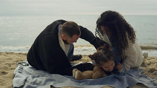 顽皮的家庭在海边享受野餐假期视频的预览图