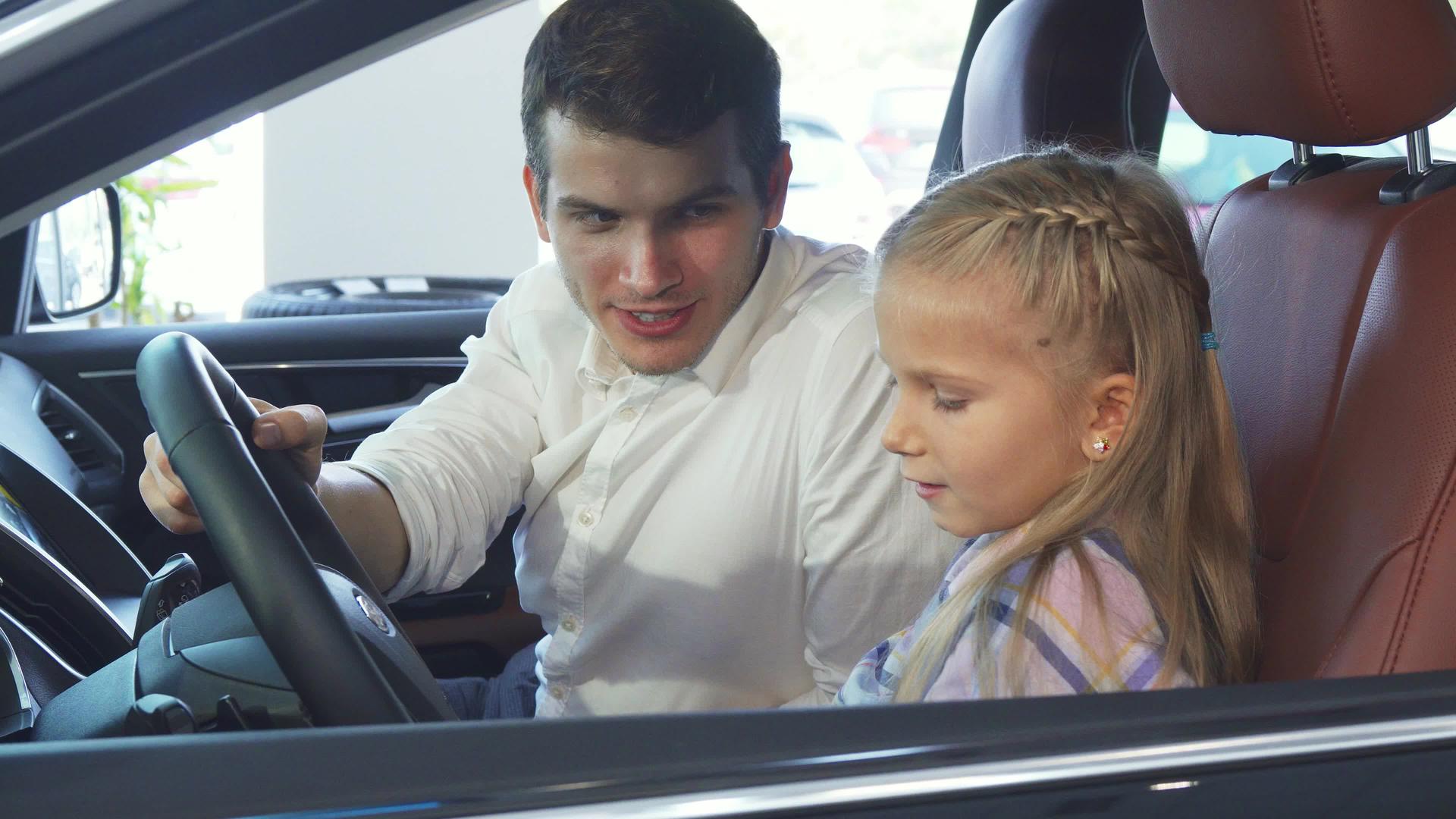 女儿和父亲坐在车里聊天视频的预览图