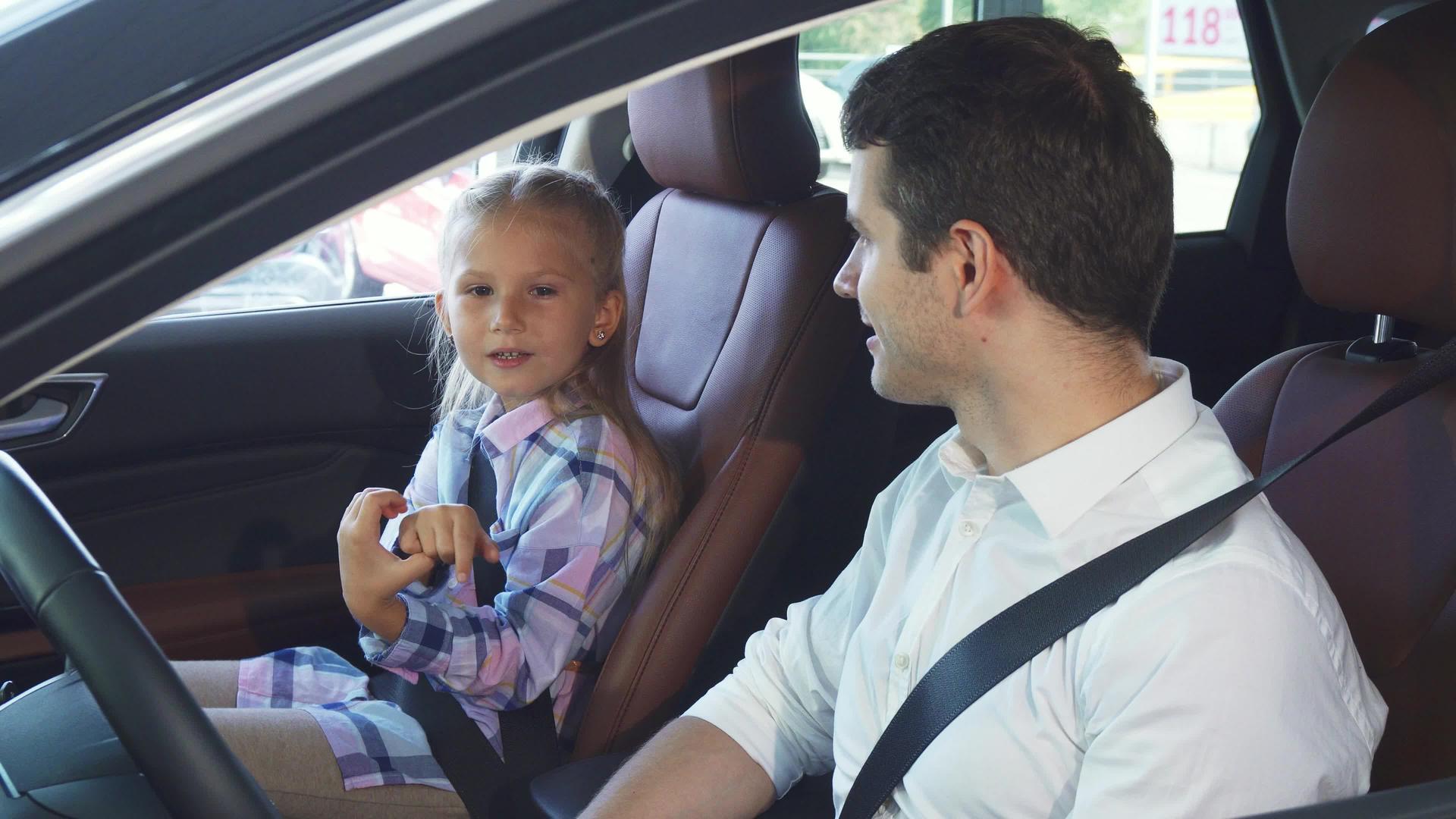 小父亲和坐在车里的女儿交流而女儿坐在车里视频的预览图
