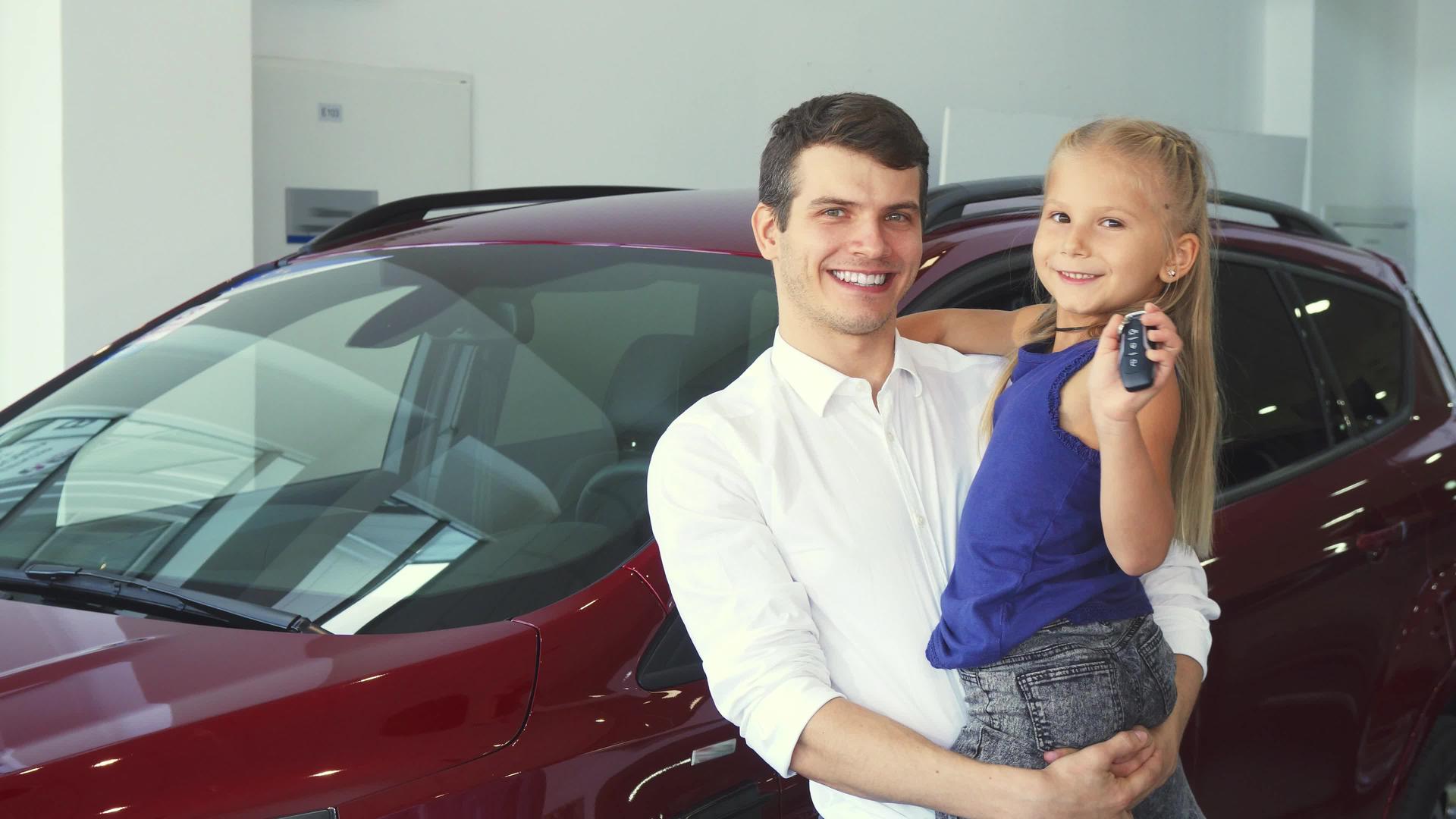 父亲和女儿站在汽车的背景下视频的预览图