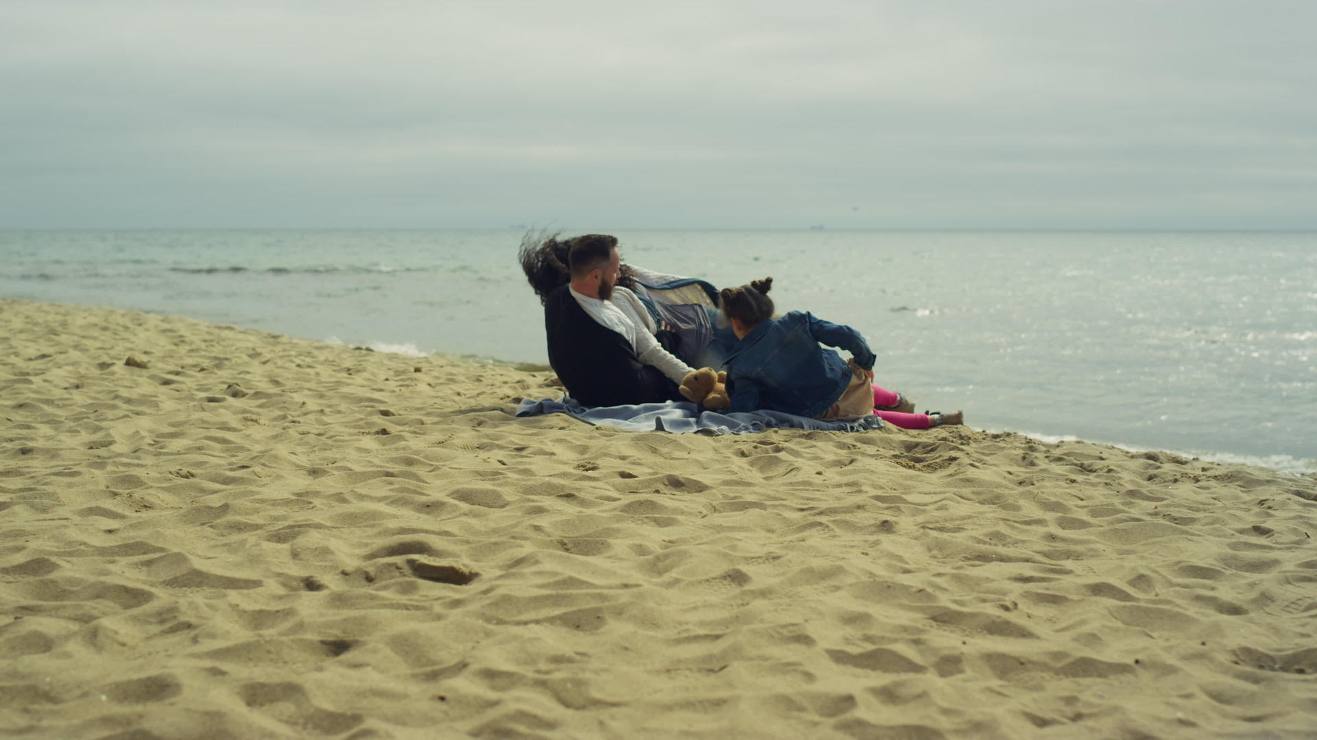 父母的孩子在平静的海面上享受海滩假期视频的预览图