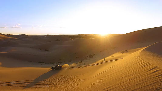 沙漠车越野航拍视频的预览图