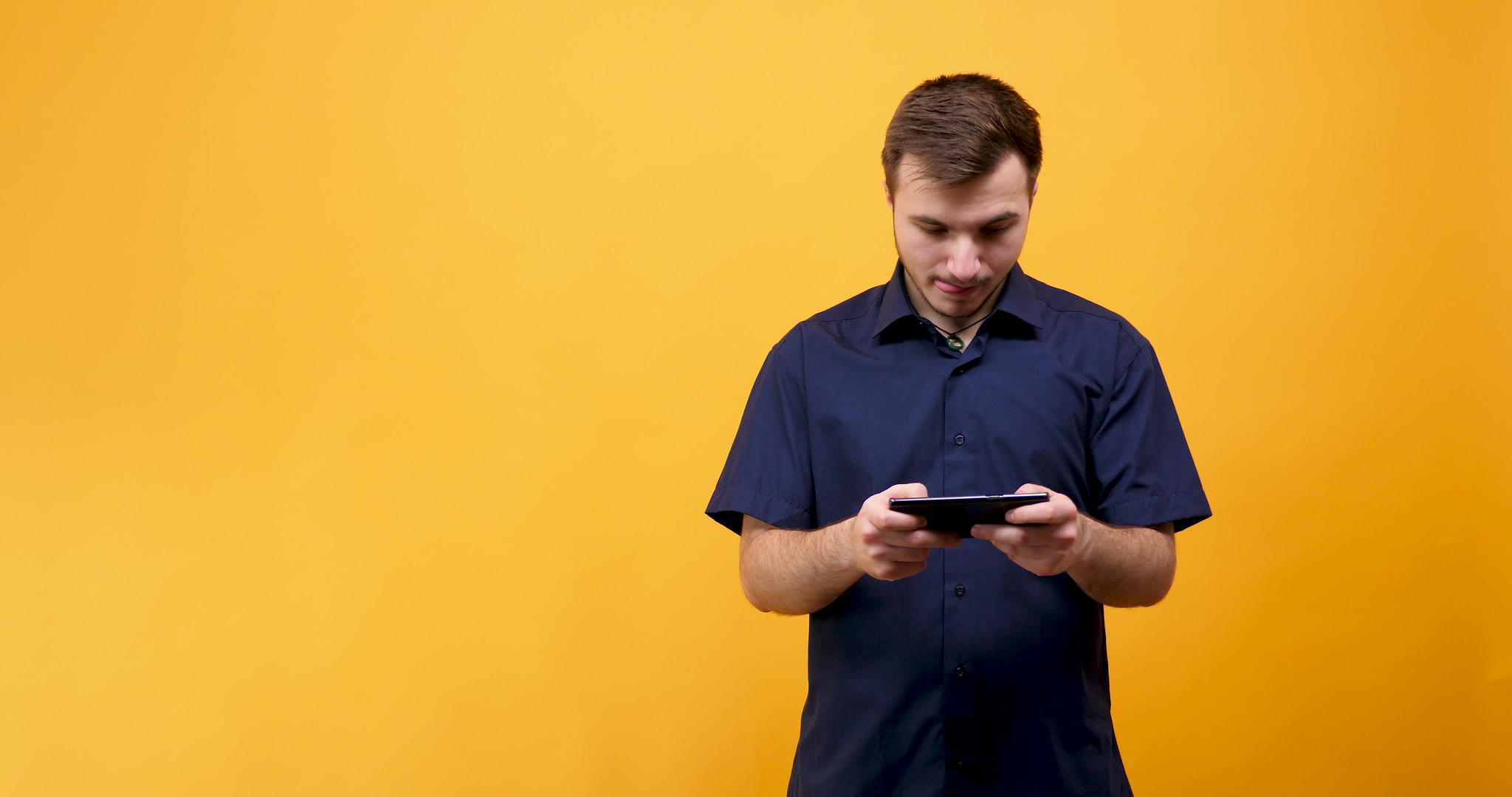 兴奋的男人在手机上玩电子游戏视频的预览图