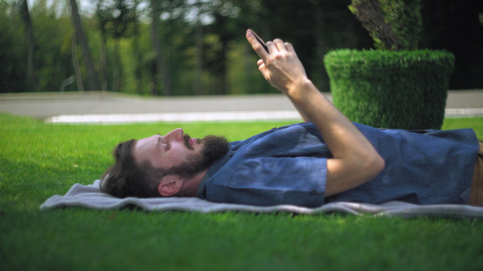 男性在露天使用智能手机休息视频的预览图