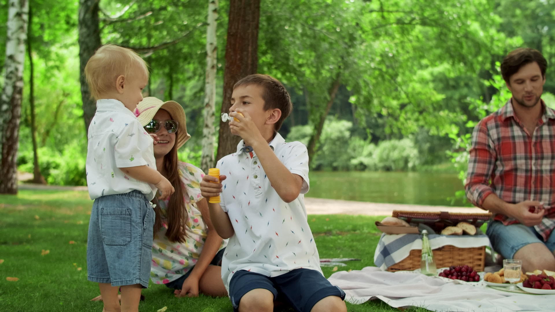 孩子们在公园里玩肥皂泡沫的乐趣视频的预览图