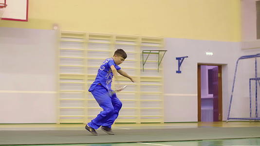 年轻男孩穿着中国参加武术锻炼视频的预览图