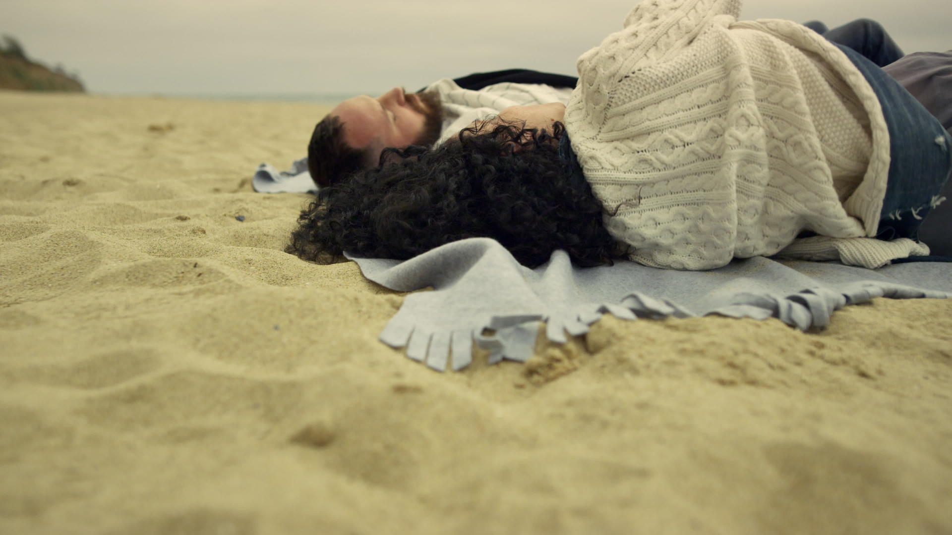 夫妇们喜欢躺在海边的沙滩上视频的预览图