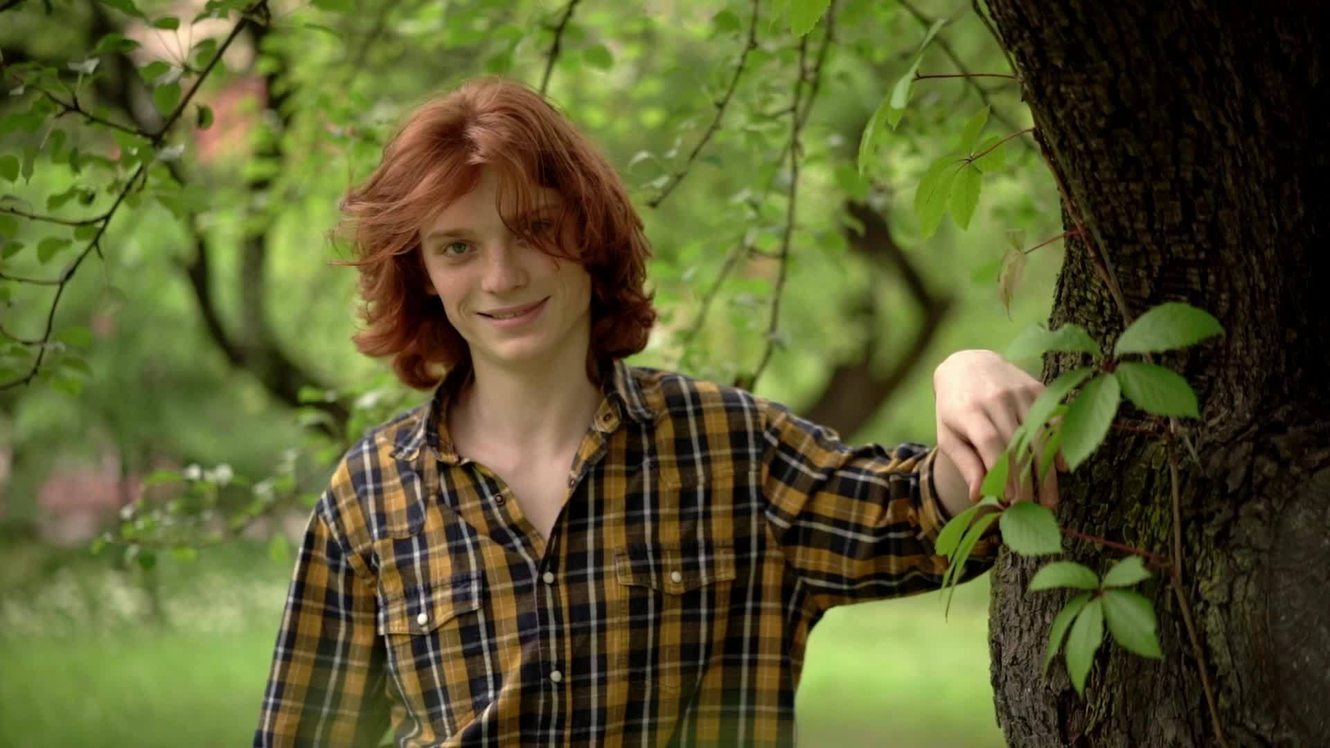 花园里有红头发的年轻人视频的预览图