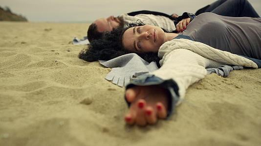 西班牙裔夫妇在海边冷却沙滩视频的预览图