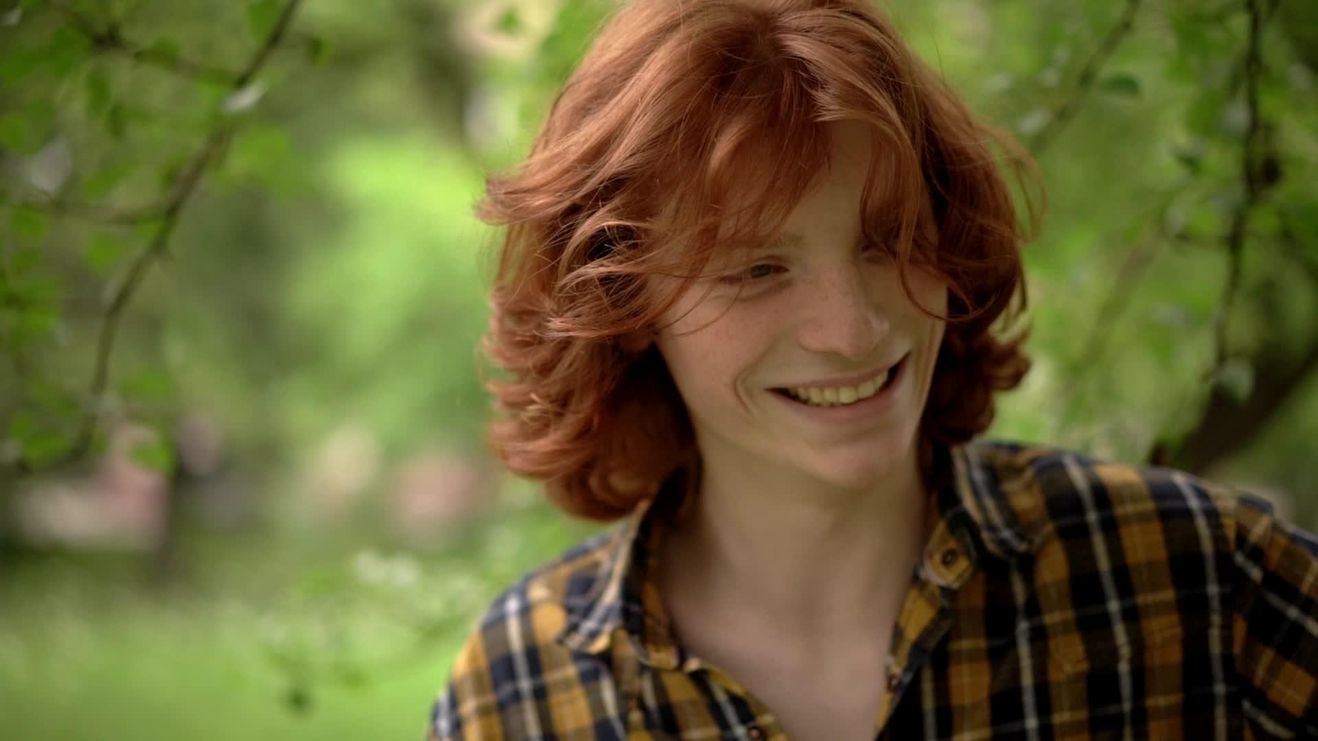 花园里有红头发的年轻人视频的预览图