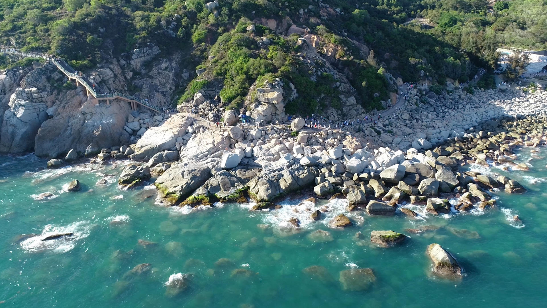 4K惠州海龟湾海浪礁石航拍视频的预览图
