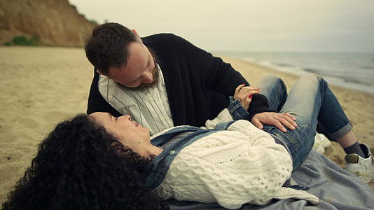 情侣们在海滩上享受浪漫的约会视频的预览图