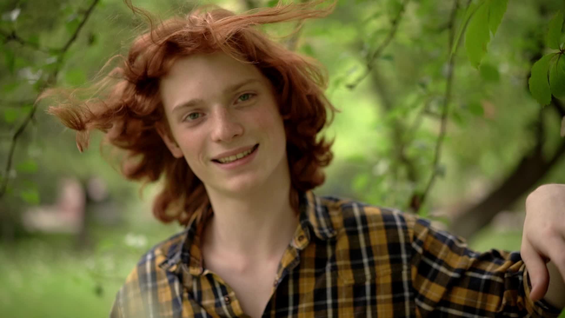 在花园里红头发的年轻人有着浪漫的形象视频的预览图