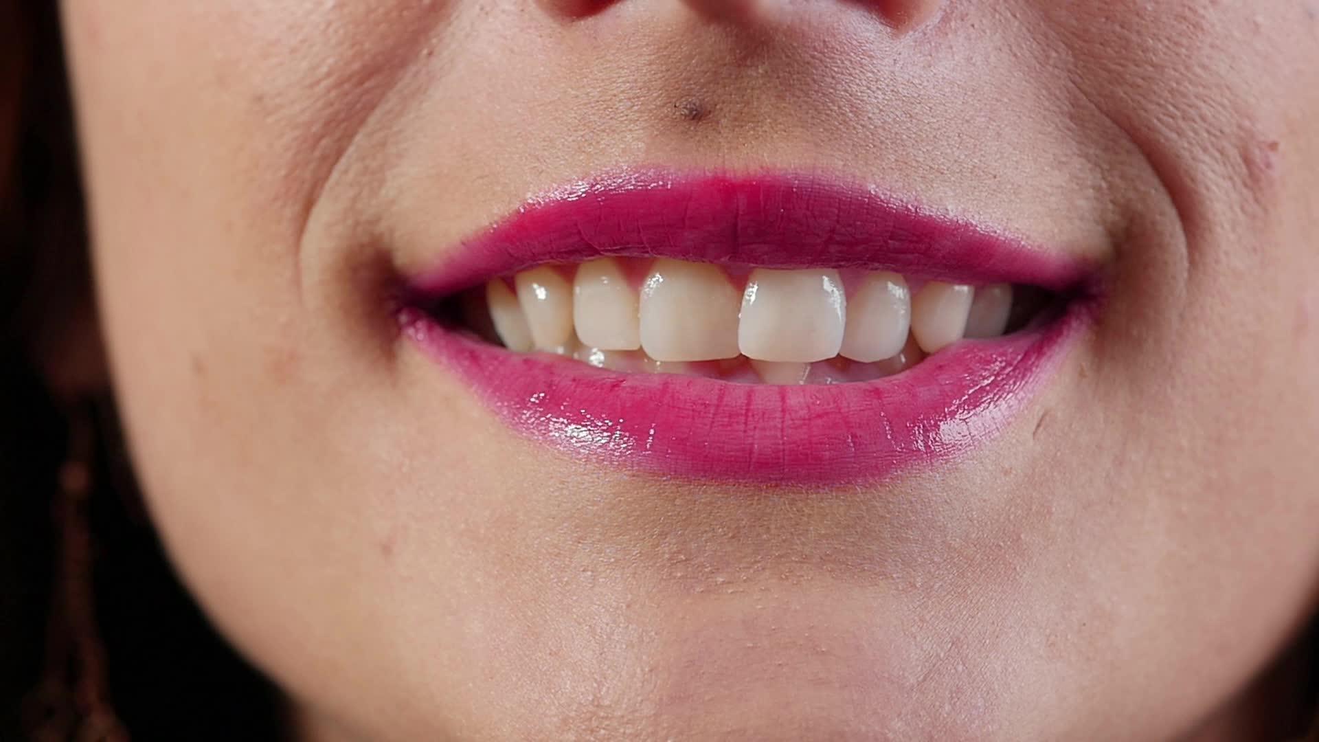接近身体的年轻女性用慢动作嘴唇微笑视频的预览图
