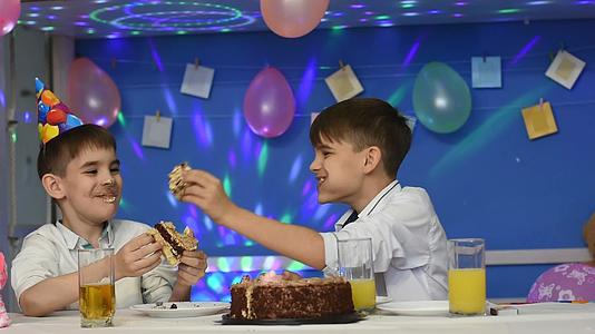 两个男孩吃蛋糕视频的预览图