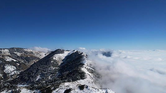 航拍冬天雪景华中最高峰神农顶积雪与云海4k素材视频的预览图