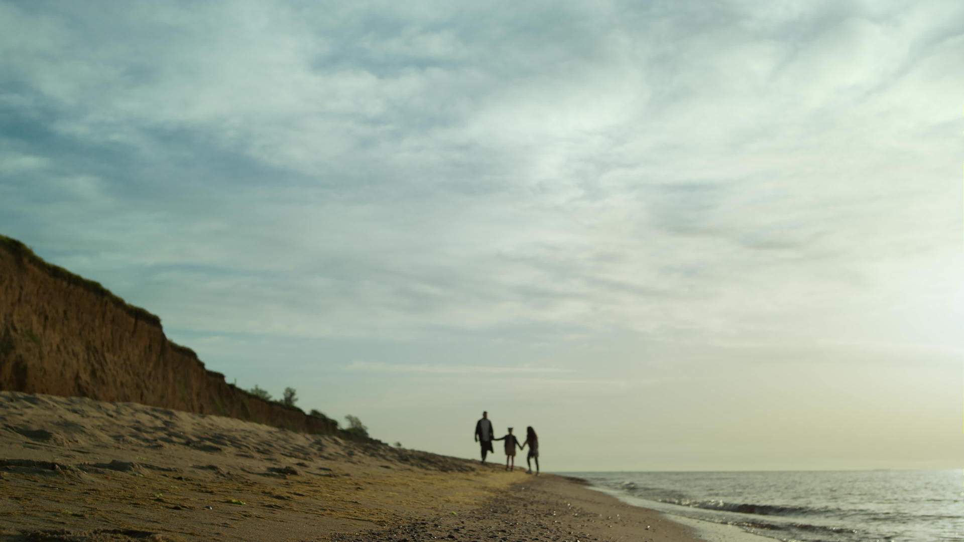 家庭剪影走在海边的海景海滩上视频的预览图