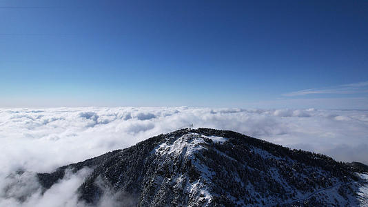 航拍华中最高峰神农架山顶冬天雪景与云海自然风光4k素材视频的预览图