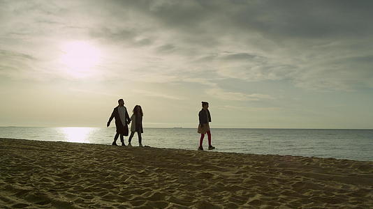 幸福的家庭去海滩日落天空海洋海洋视频的预览图