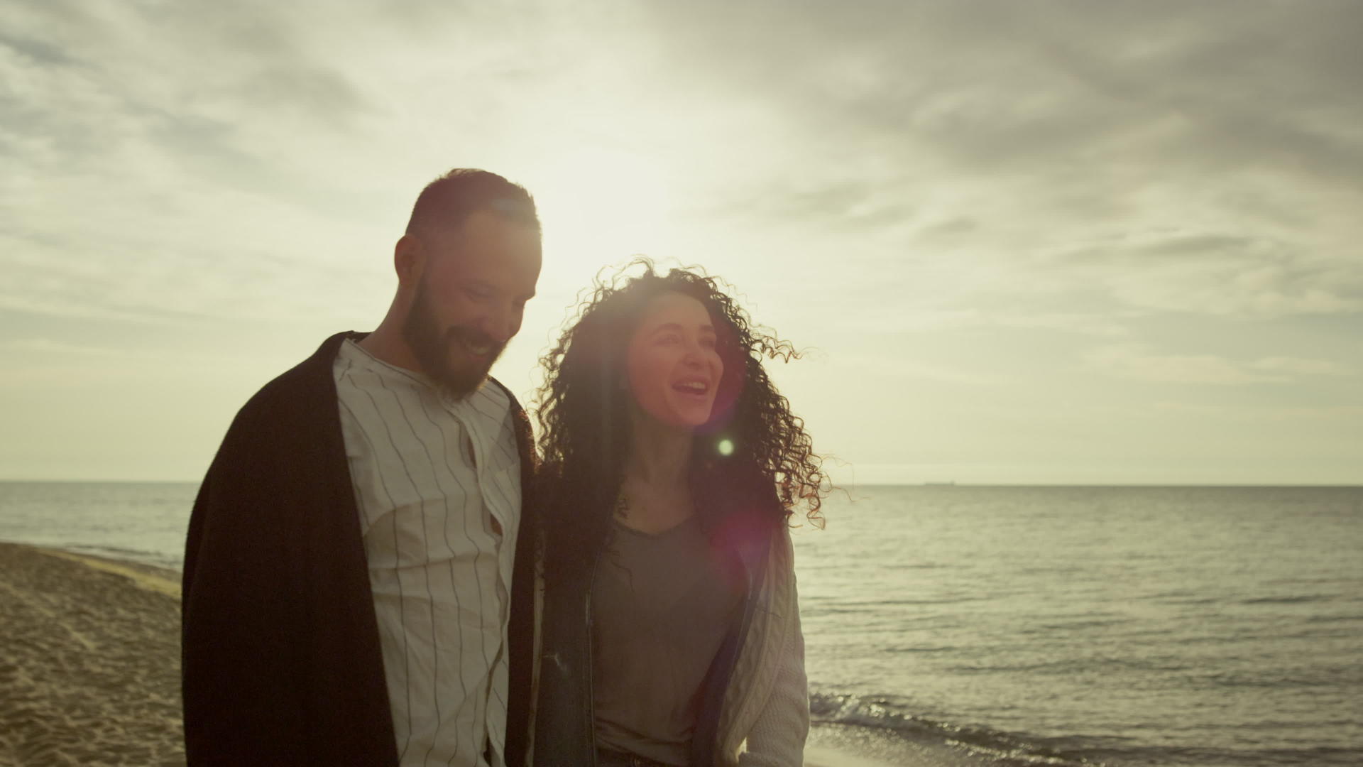 夫妇俩在自然海景中享受日落海滩视频的预览图