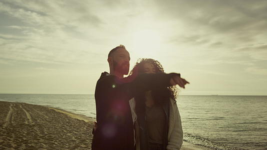 浪漫的人喜欢海滩景观视频的预览图
