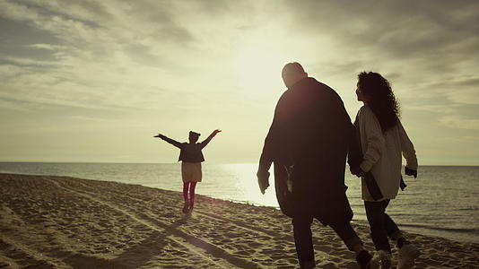 一家人在可爱的自然步道上看日落海滩视频的预览图