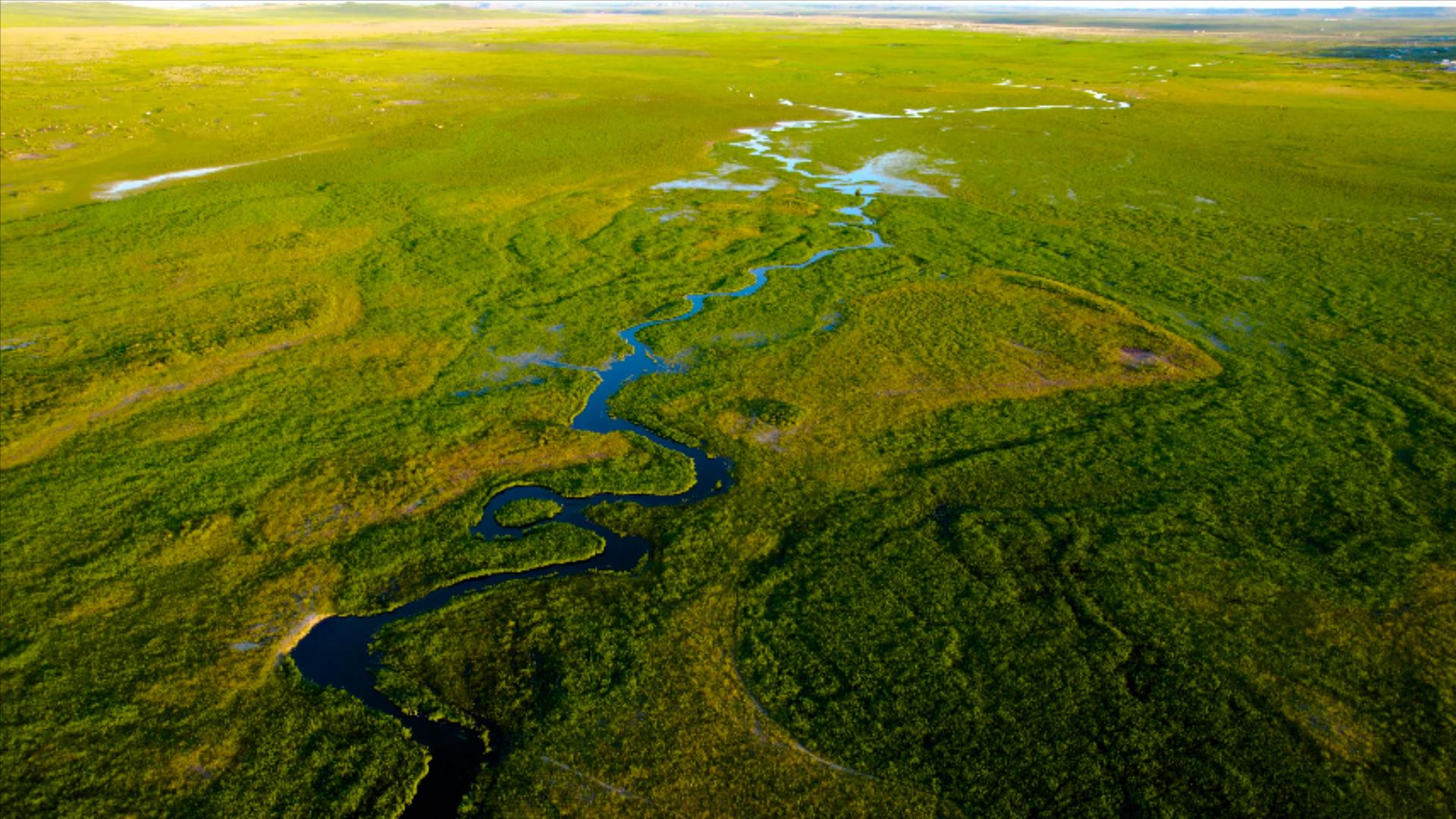 5k航拍夕阳西下草原上蜿蜒的河流九曲湾视频的预览图