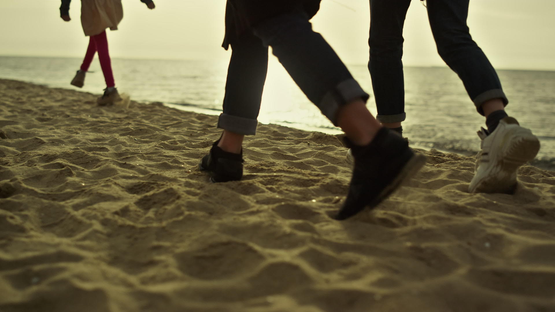 在夕阳的大海中人的双腿自然踏上海滩视频的预览图