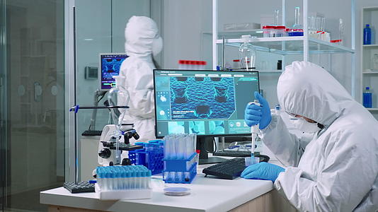科学家戴口罩用微气管检查药物视频的预览图