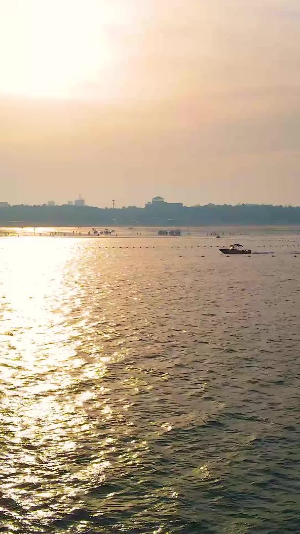 航拍美丽的夕阳余晖沙滩海景船只视频的预览图