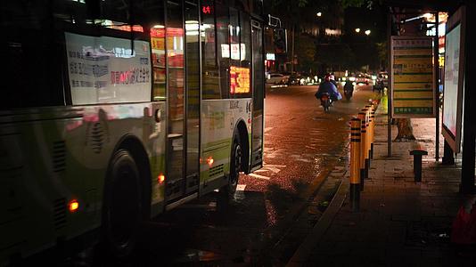 雨中城市夜色公交站视频的预览图
