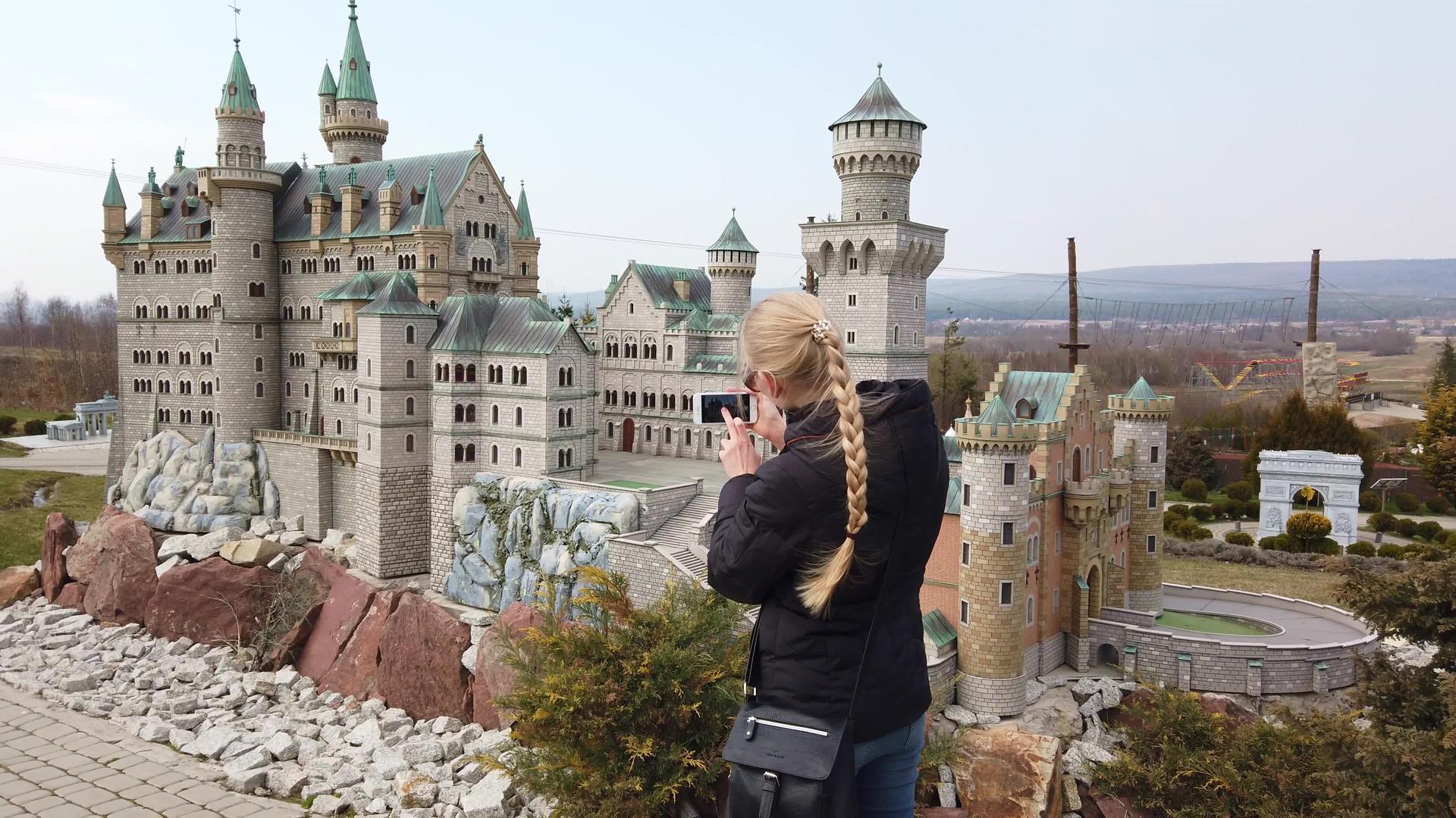 女人在迷你模型附近徒步旅行德国的一座古城堡视频的预览图