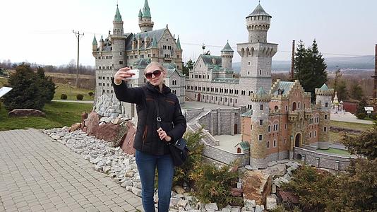 女性在迷你模型附近自拍古城堡中士文斯坦德国风格视频的预览图